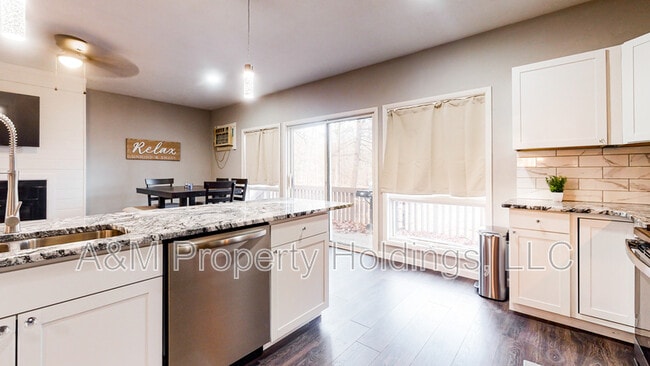 Building Photo - 3120 Greenbriar Dr