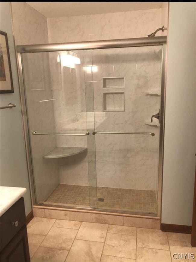 Building Photo - 372 Summerhaven Dr N