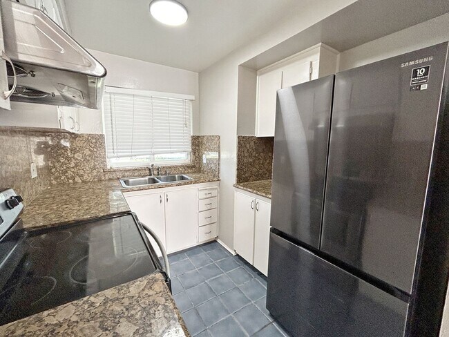 Building Photo - Move-in ready Evergreen townhome with private backyard, detached 2-car garage, and great communit...