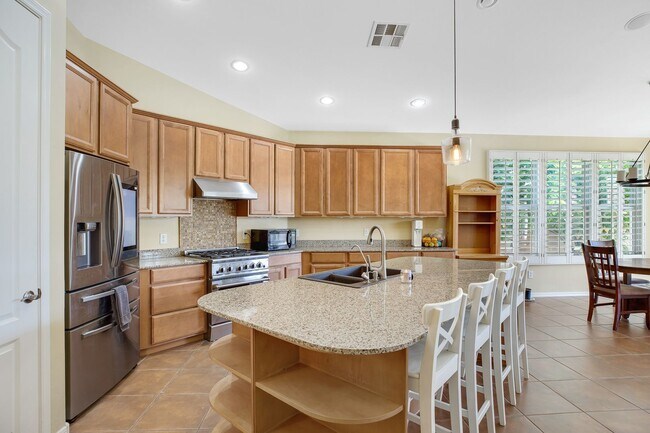 Building Photo - Charming Home with heated Pool & Spa! Amaz...