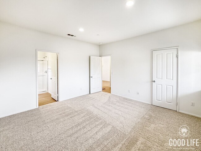 Building Photo - Beautiful 5Bd/3.5Ba Home in Cul-de-Sac in Riverside w/new Turf Back Yard and New Carpet!