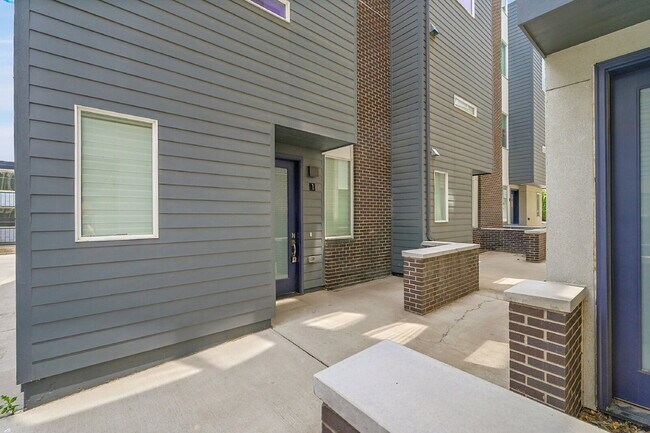 Primary Photo - $3,175.00 - 2 Bedrooms, 2.2 Bathrooms, Tow...