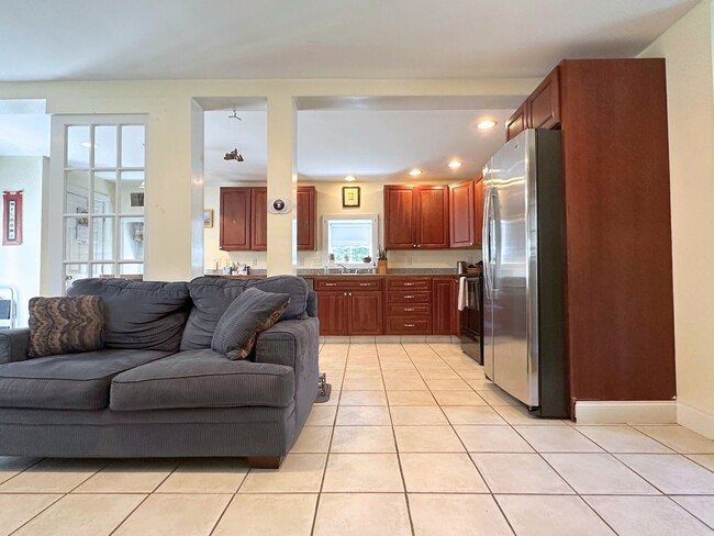 Building Photo - Winter Rental: Available Oct. 1-May 31 (Ut...