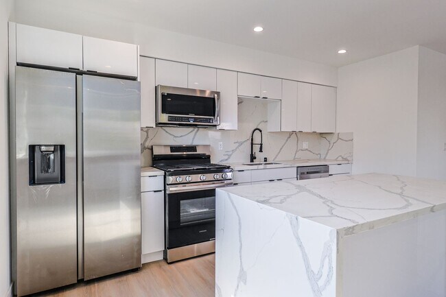 Building Photo - 2419 Carmona Ave