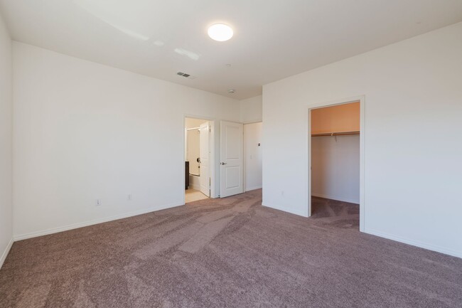 Building Photo - Secured and Quiet Townhome in Private Comm...