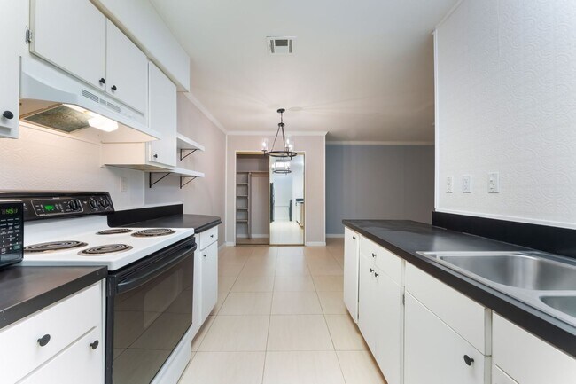 Building Photo - Two-bedroom, one bath single story townhou...