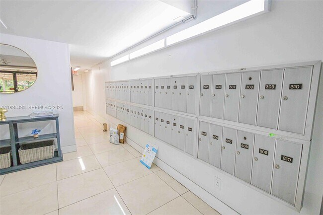 Building Photo - 2751 N Palm Aire Dr