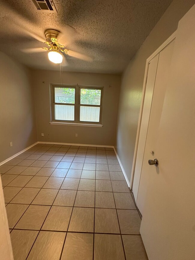 Building Photo - 312 S Avery Dr