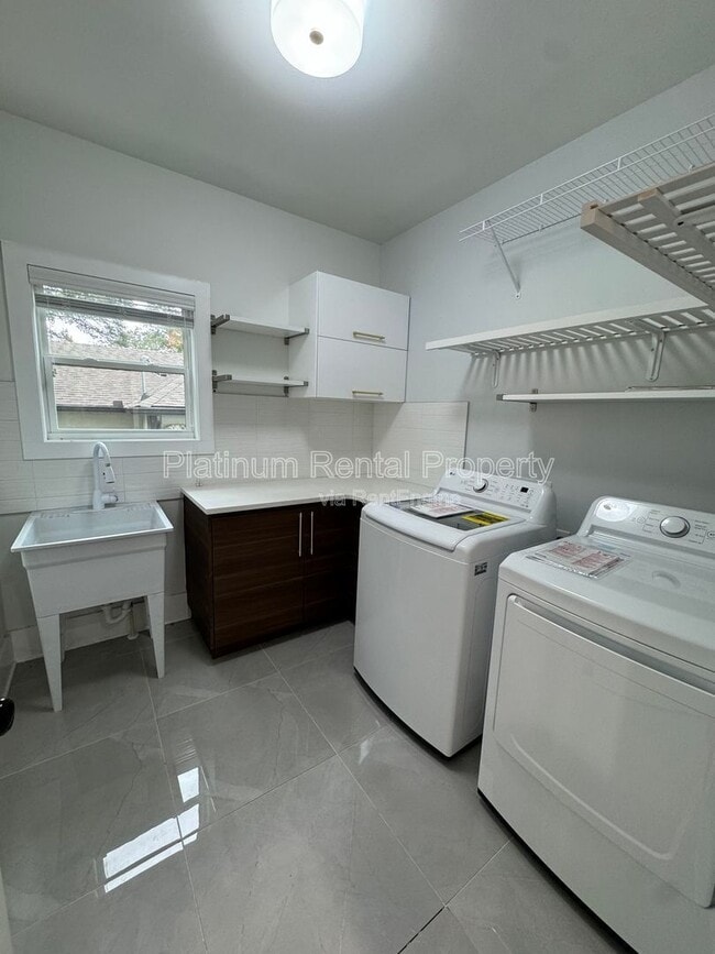 Building Photo - 150 Dahlgren St SE