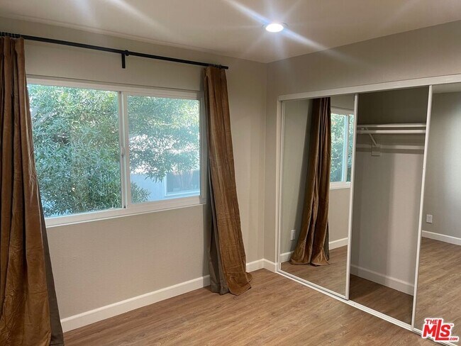 Building Photo - 7327 Willoughby Ave