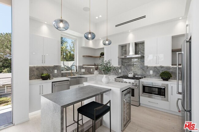 Building Photo - 2311 Cove Ave