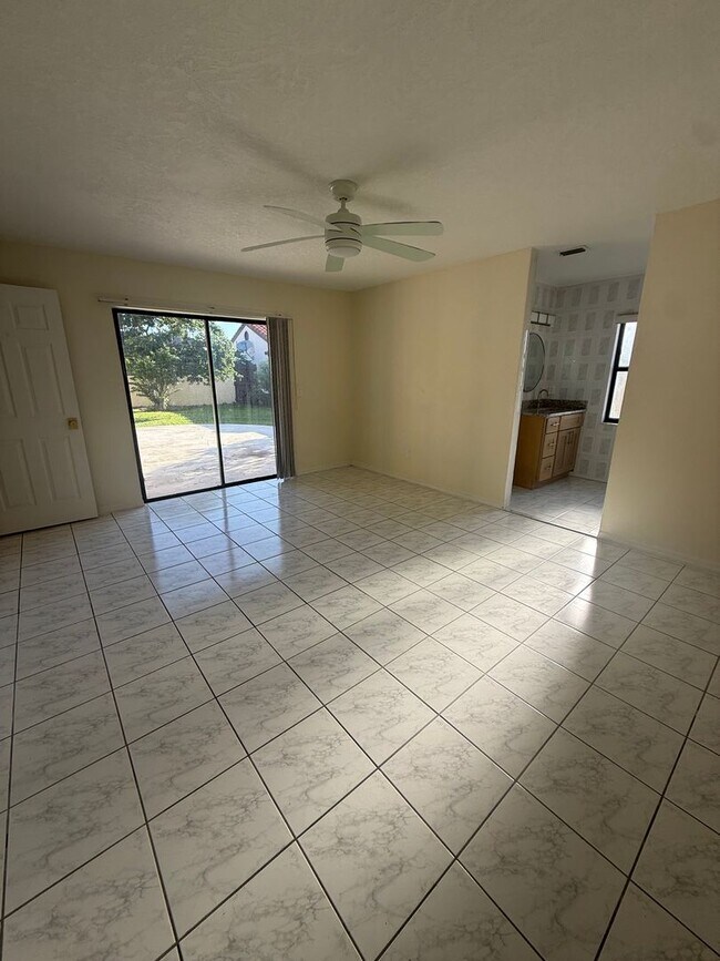 Building Photo - 8102 Ibiza Ct S