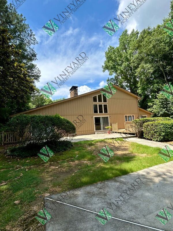Building Photo - 115 Nesbit Ferry Pl