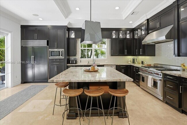 Building Photo - 4734 Sunset Dr