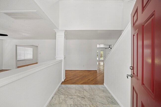 Building Photo - 2406 Parkwood Ln