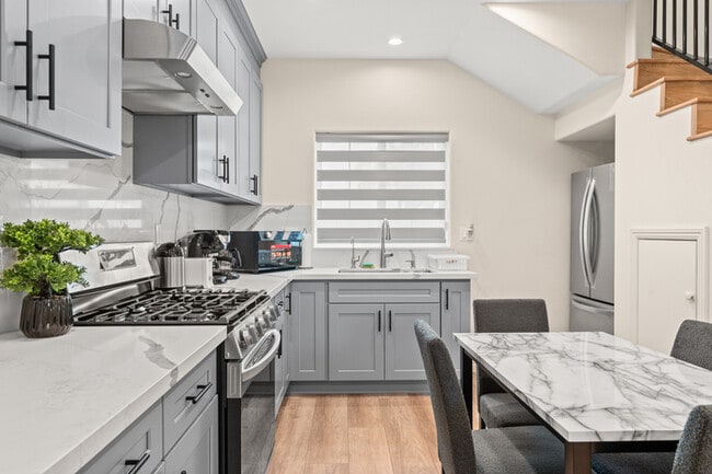 Building Photo - Stylish & Bright 2 Bed 2 Bath | Fully Furn...