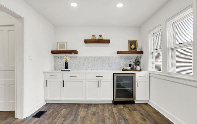 Building Photo - 3 Bed Home Accepting section 8 housing vouchers!