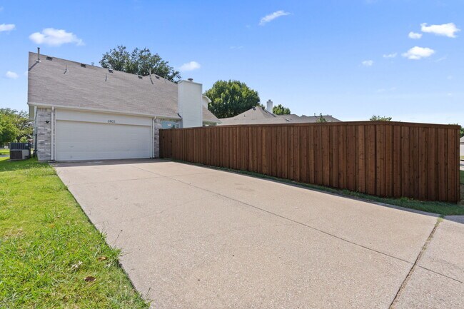 Building Photo - 2802 Briarbrook Ln