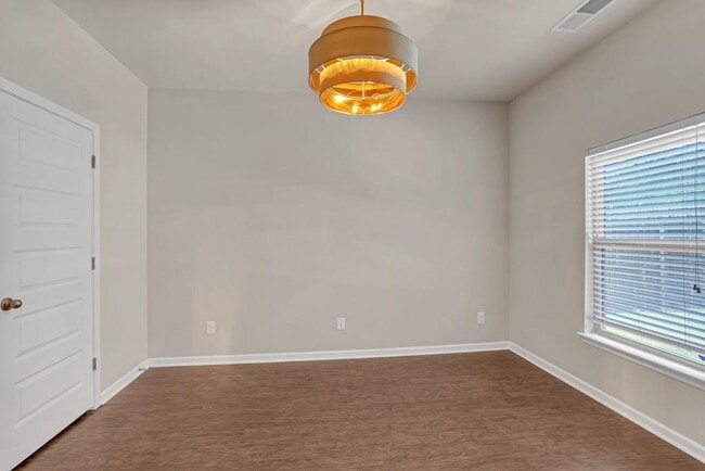 Building Photo - 1370 Long Acre Dr