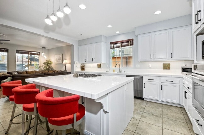 Building Photo - Furnished Rental Available