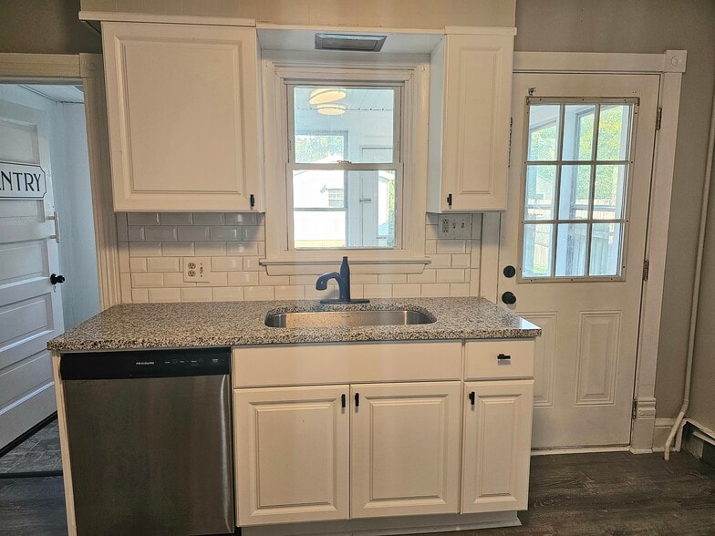 Fully remodeled kitchen - 226 S Illinois Ave