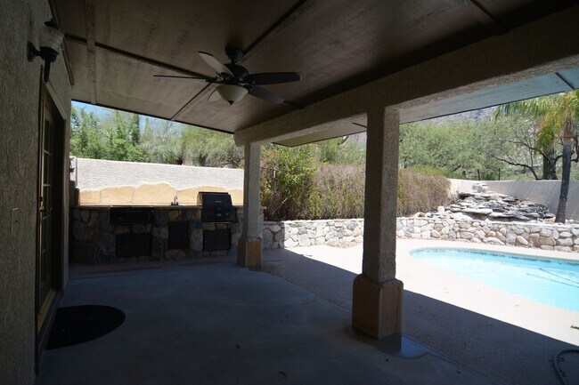 Building Photo - Well Maintained 3 Bedroom 2 Bath Home! Located in a Desirable North Tucson Location! Short Term R...