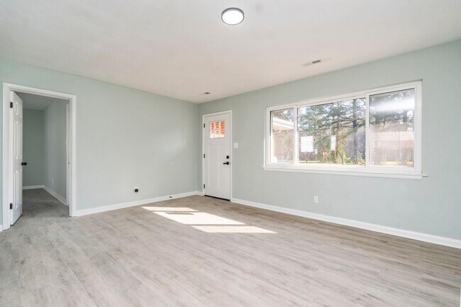 Building Photo - 152 Mann Dr