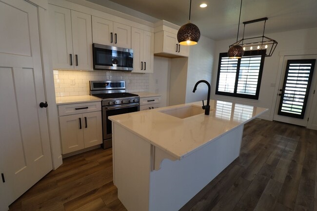 Building Photo - Upgraded Pet Friendly Lehi townhome