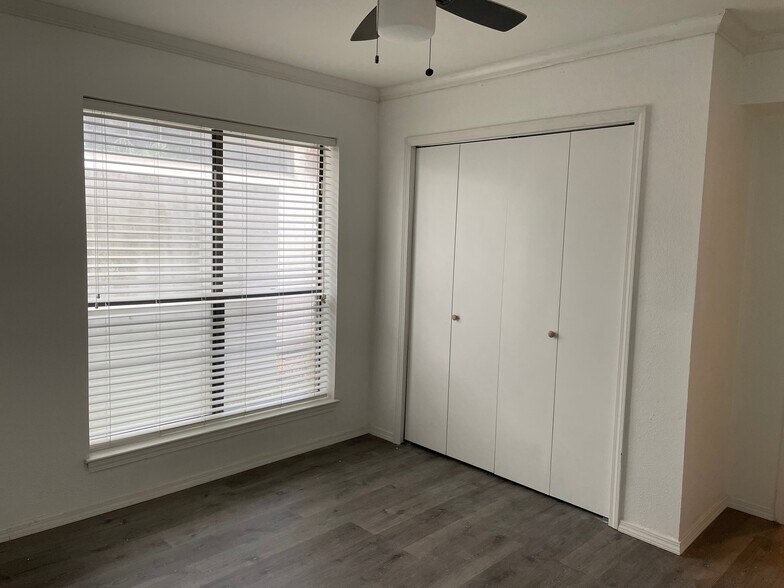 Building Photo - 3904 Clarke Ave