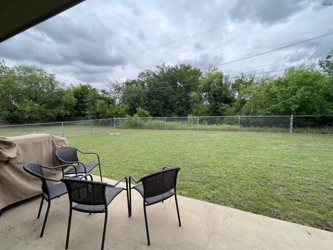 Building Photo - 2114 Selma Dr
