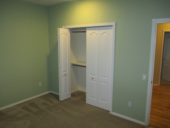 Building Photo - Three Bedroom Home in North Salem with Vaulted Ceiling and Skylight