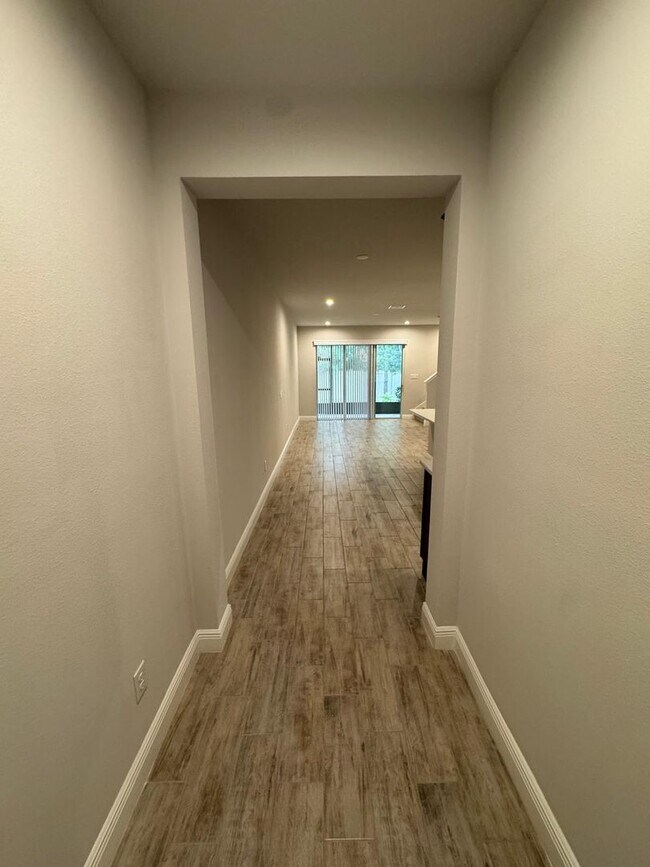 Building Photo - Beautifully maintained 3-bedroom, 2.5-bath townhome