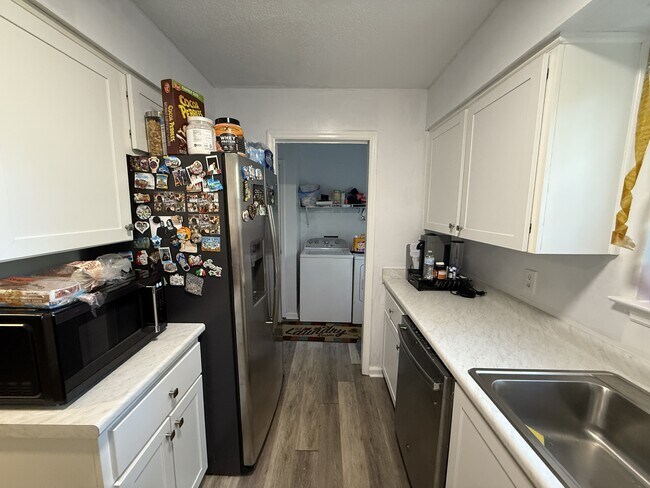 Building Photo - 151 Holland Park Cir