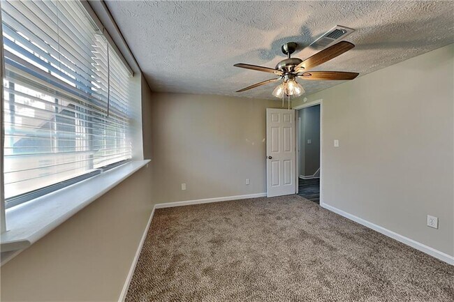 Building Photo - 565 Pine Valley Dr