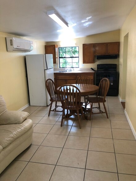 Building Photo - 134 Roberts St