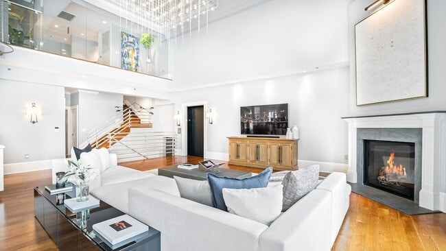 Building Photo - 313 1st St