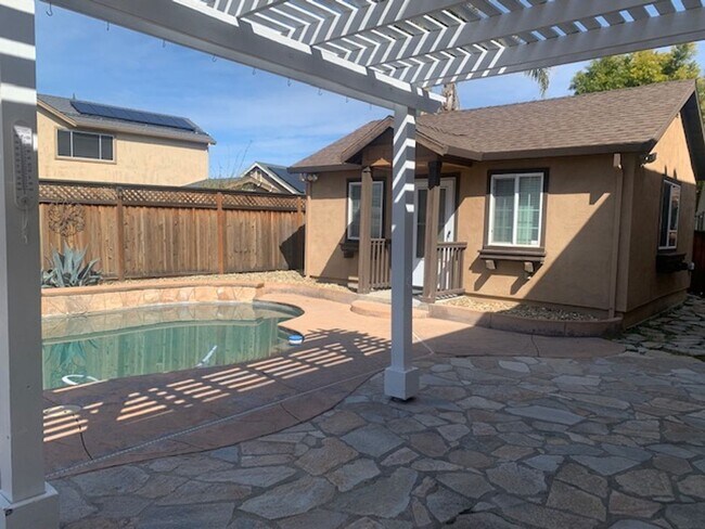 Building Photo - A SUPERB AND STUNNING 4 BEDROOM HOME IN TR...