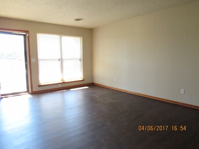 Building Photo - Pet Friendly Home!