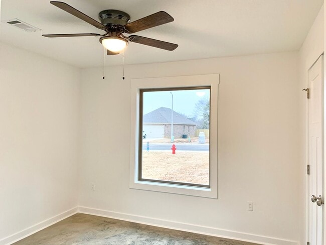 Building Photo - 260 Wolf Den Dr