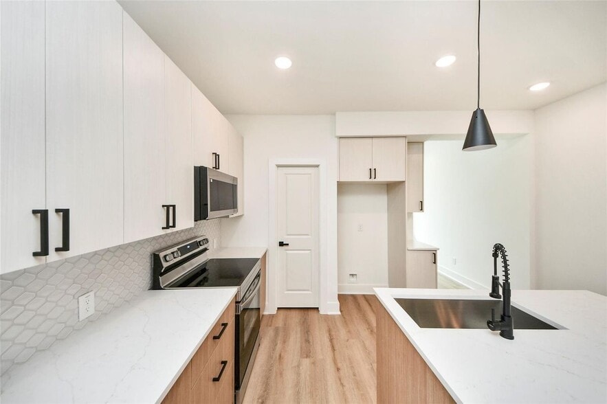 Building Photo - 932 South Ln