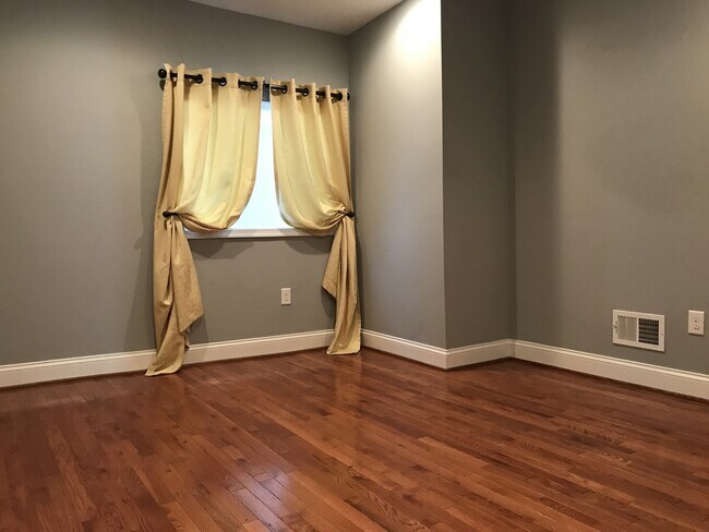 Building Photo - Charming 2 Bedroom/2.5 Bathroom Townhome in Highlandtown, MD!