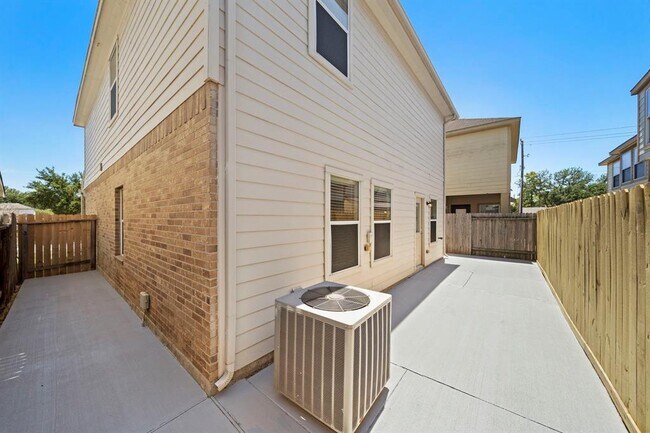 Building Photo - 2407 Lacyberry St