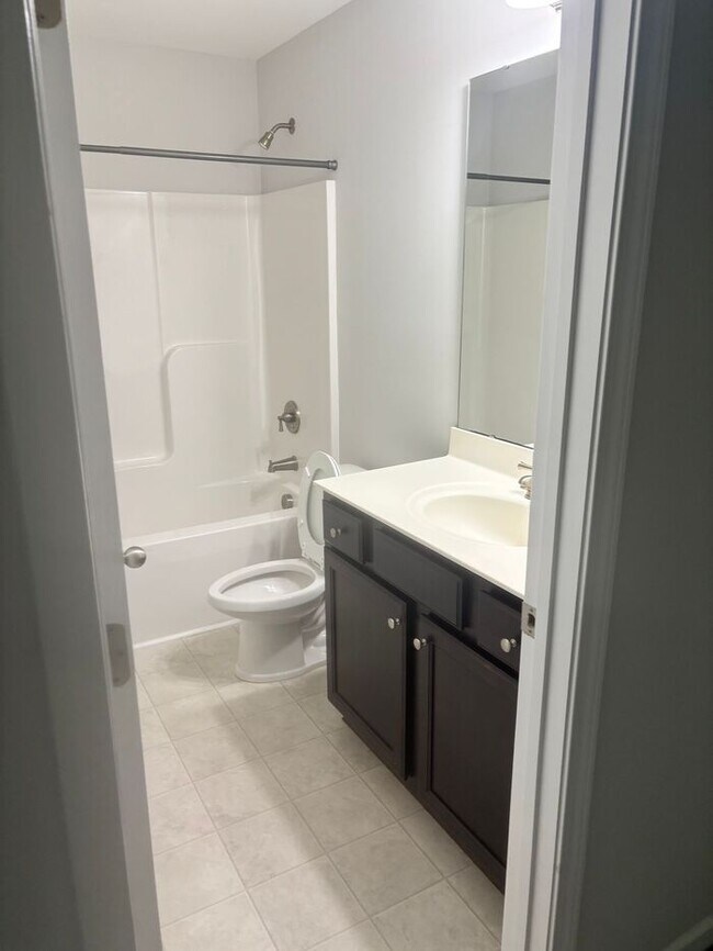 Building Photo - 3 Bedrooms 2.5 baths Ranch