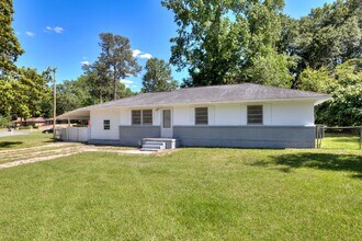 Building Photo - Beautifully Renovated 3 Bedroom Available!