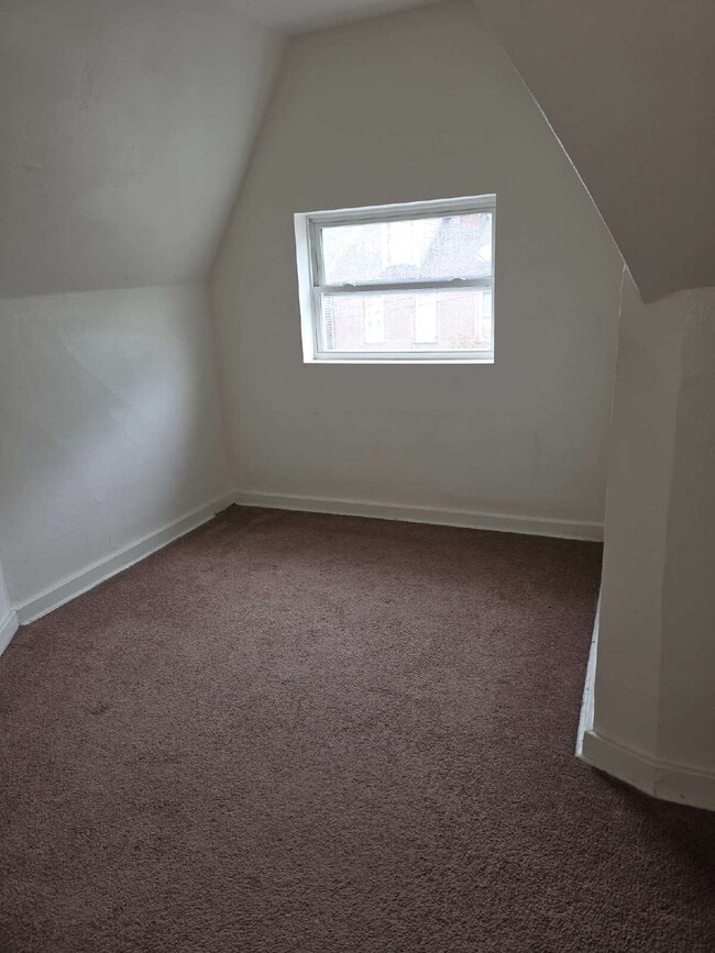 Building Photo - Large 4 Bedroom 2 Bath in Mt. Washington