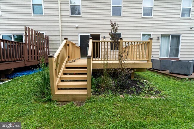 Building Photo - 200 Strawberry Ln
