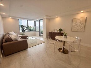 Building Photo - 2899 Collins Ave
