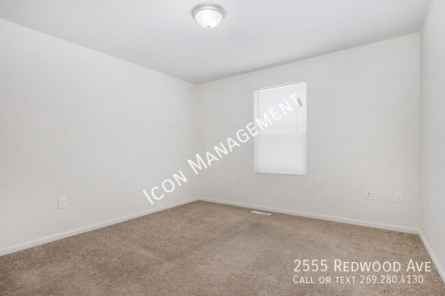 Building Photo - 2555 Redwood Ave