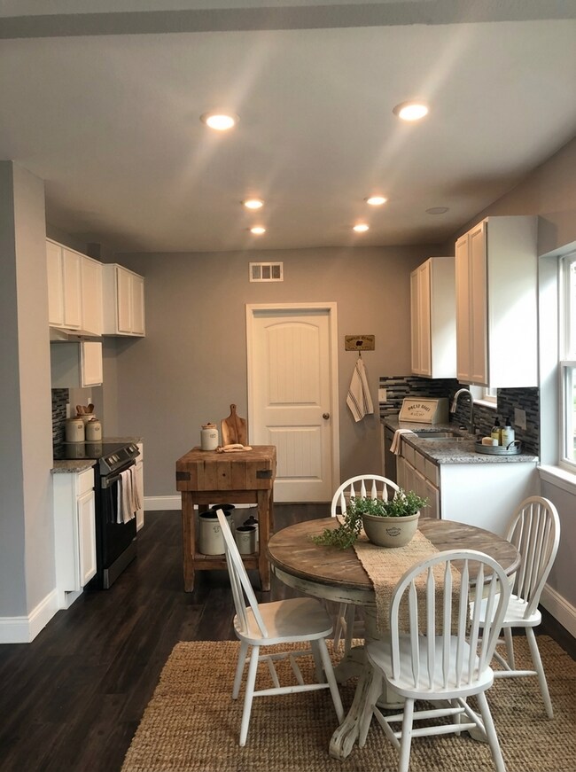 Building Photo - 1000 W Gandy St