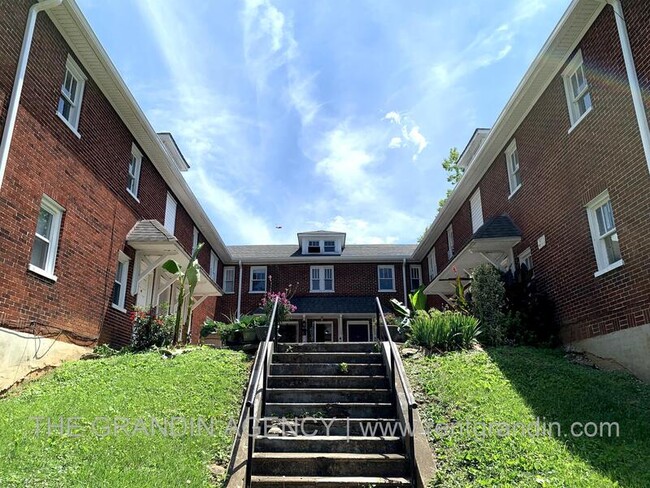 Building Photo - 1624 Chapman Ave SW